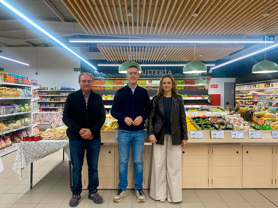 Estanis Vayreda Puigvert visita el nuevo supermercado Novavenda en Olot, junto a representantes de la empresa familiar.